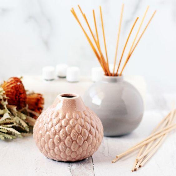 Come realizzare diffusori di essenze a bastoncini: una semplice guida fai da te - Abbey Essentials
